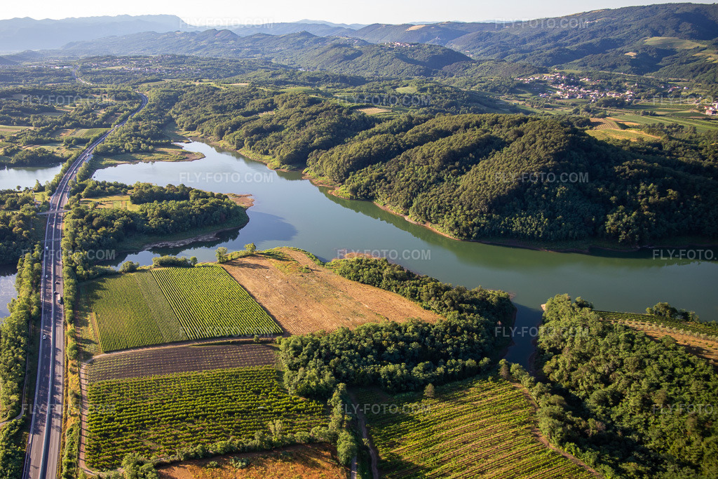 Aerial view: Vogrscek reservoir under the motorway bridge in the district Osek in Ajdovščina in the state Slovenia, Slovenia. – Photo: IMG_137437.jpg taken on 07/14/2023 by Werner Riehm/FLY-FOTO.com – Resolution of the original: 4768 x 3179 px