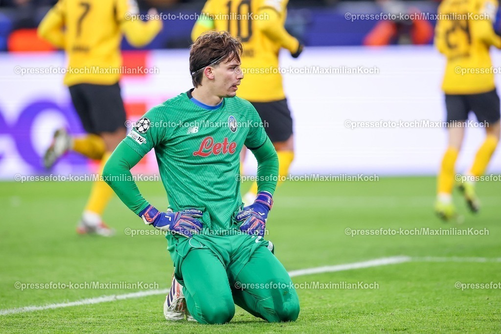 UCL17022601051 | 17.02.2026, Fußball, UEFA Champions League, Borussia Dortmund - Atalanta Bergamo, BVB Stadion, Play-Offs Hinspiel, Saison 2025 2026: Torhüter Marco Carnesecchi&nbsp;(Atalanta Bergamo #29) kniet enttäuscht Enttäuschung auf dem Spielfeld  Regulations prohibit any use of photographs as image sequences and or quasi-video.