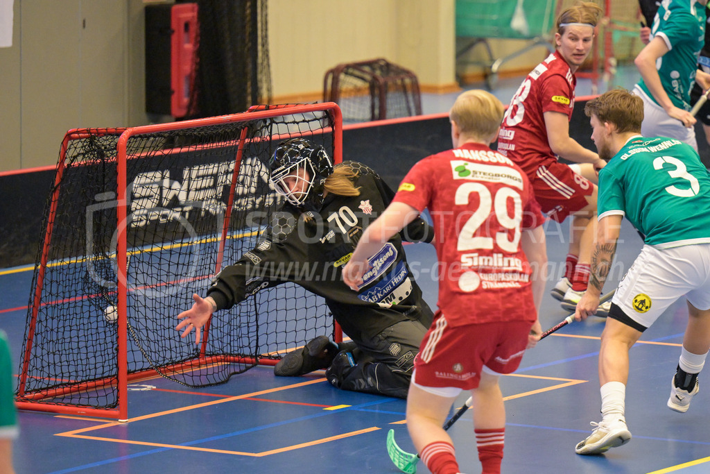 Lillan IBK vs Strängnäs IBK - 17. März 2024 | Lillan IBK vs Strängnäs IBK
Idrottshuset Örebro, Arenahallen, Örebro
Erik Olsson Wennlöf (#3 Lillan IBK) scores against Wiktor Åkerstedt (#70 Strängnäs IBK).
Bild: Sportfotografie Markus Aeschimann | www.markus-aeschimann.ch - Realisiert mit Pictrs.com