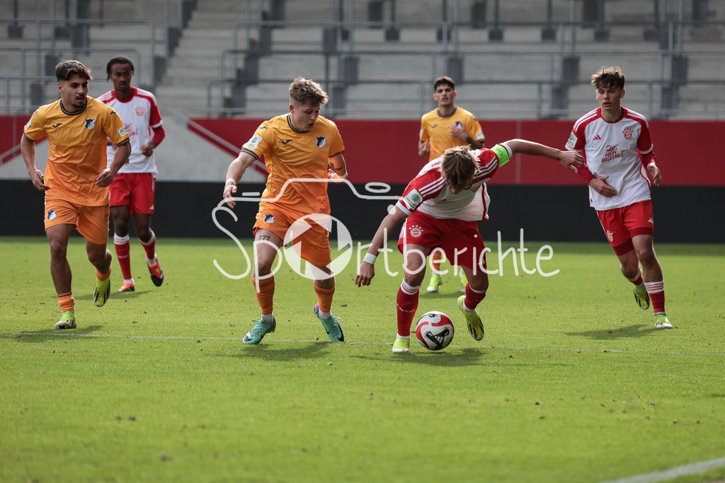 FC Bayern München U19 - TSG 1899 Hoffenheim U19 | Dennis ARNST (TSG #12) im Duell mit Maximilian HENNING (FCB #3) / Zweikampf