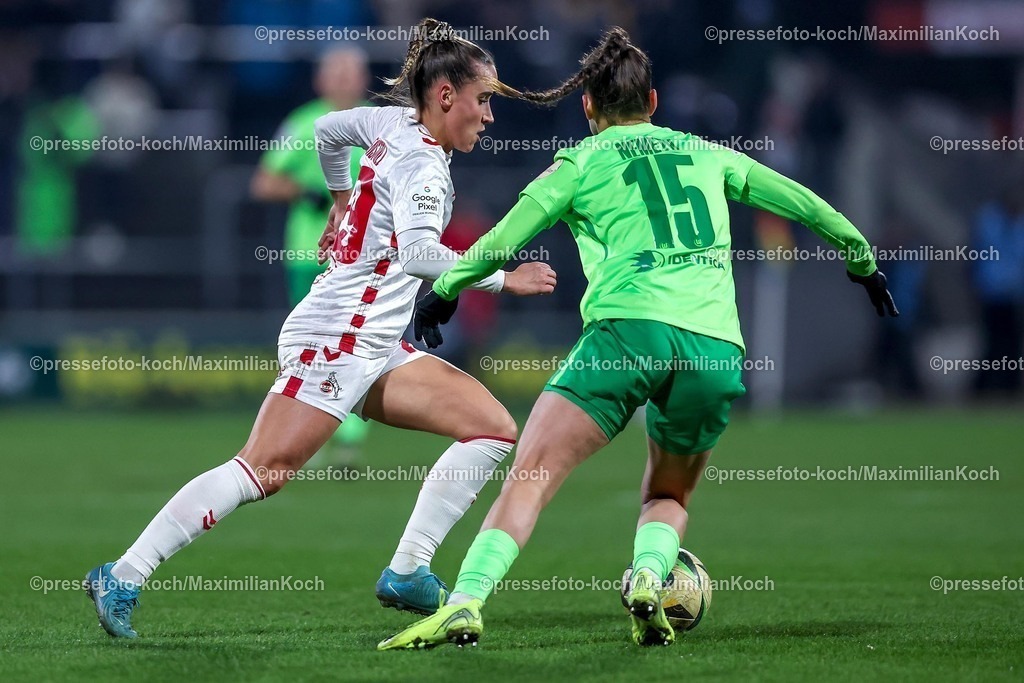 Koe07022501029 | 07.02.2025, Frauen Fußball, 1. FC Köln - VfL Wolfsburg, 1. Fußball Bundesliga, Franz-Kremer-Stadion, Saison 2024 2025: Vanessa Leimenstoll (1. FC Köln #29) im Zweikampf gegen Diana Nemeth (VfL Wolfsburg #15) DFB regulations prohibit any use of photographs as image sequences and or quasi-video.
