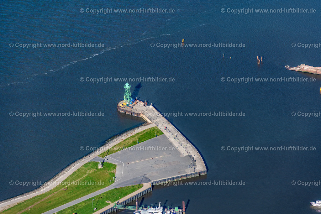 Bremerhaven_Hafenmole_Links_Grüner_Leuchtturm_ELS_4913091022 | BREMERHAVEN 09.10.2022 Leuchttürme als historische Seefahrtszeichen an der Mündung der Geeste in die Weser im Ortsteil Geestemünde-Nord in Bremerhaven im Bundesland Bremen, Deutschland. // Lighthouses as historic seafaring signs at the confluence of the Geeste and Weser in the district Geestemuende-Nord in Bremerhaven in the state Bremen, Germany. Foto: Martin Elsen