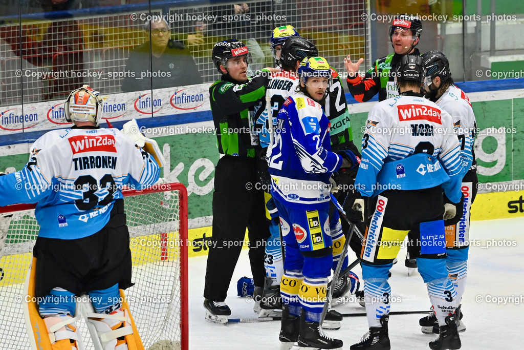 EC IDM WÄRMEPUMPEN VSV vs. Steinbach Black Wings Linz | #32 Rasmus Tirronen Black Wings Linz, #22 Nikita Scherbak EC VSV, #3 Greg Moro lack Wings Linz, NIKOLIC MANUEL Referee, BEDYNEK SEBASTIAN Referee, JEDICKA PETER JAKA Referee, EC IDM WÄRMEPUMPEN VSV vs. Steinbach Black Wings Linz, EC IDM WÄRMEPUMPEN VSV vs. Steinbach Black Wings Linz am 04.03.2026 in Villach (Stadthalle Villach), Austria, (Photo by Bernd Stefan)