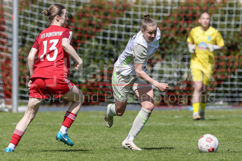 Fussball, Regionalliga Nord Frauen, ATS Buntentor - SV Werder Bremen II | v.li.: Ann-Cathrin Zabel (ATS Buntentor, 13) und Marlena Dirks (SV Werder Bremen II, 16) im Zweikampf, Duell, Dynamik, Aktion, Action, Spielszene