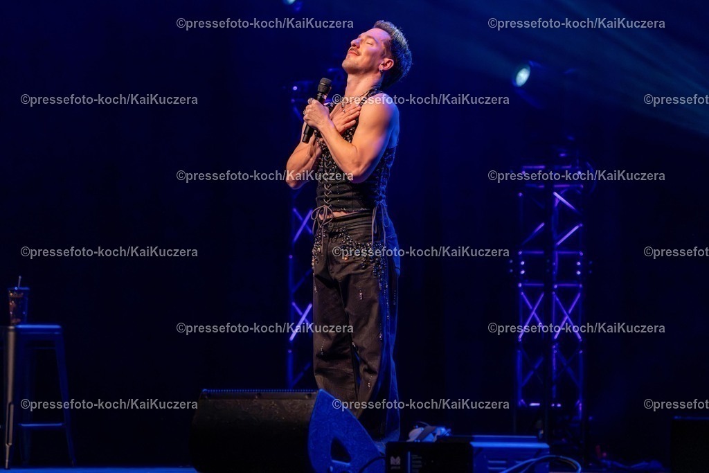 xKKU1502250101012 | 15.02.2025, xkkux, Düsseldorf, Entertainer Nico Stank - performt bei seinem Bühnenprogramm Akte Ex in der Mitsubishi Electric HALLE. 