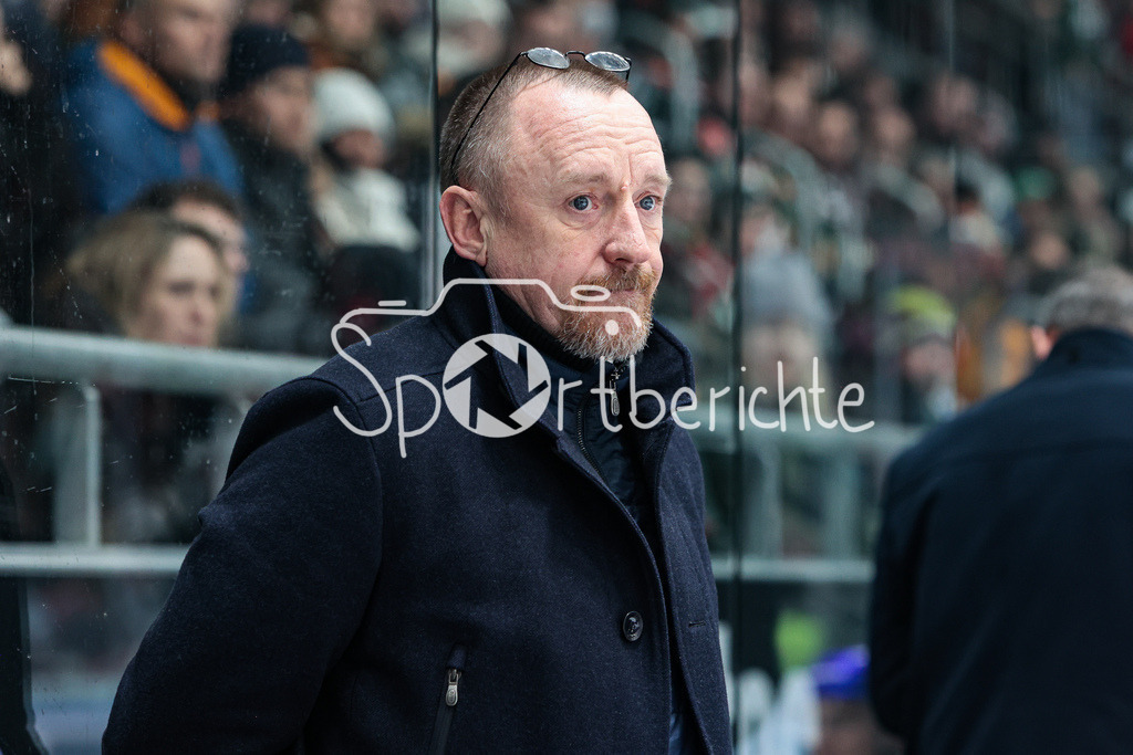 Augsburger Panther - Eisbaeren Berlin | Eisbaeren CO-Trainer Craig STREU in Aktion