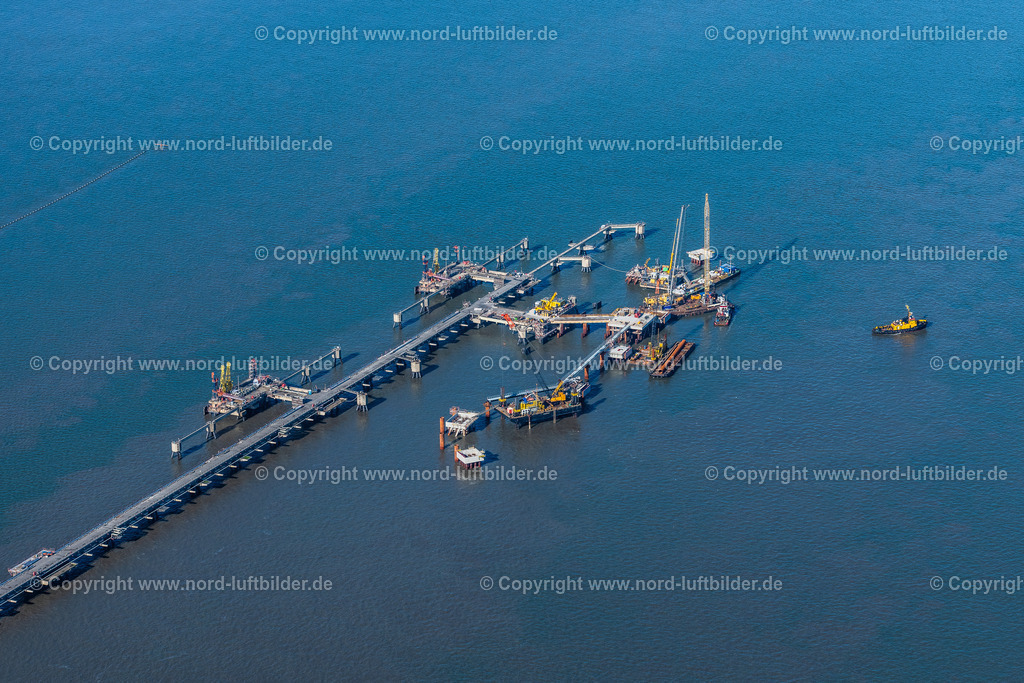 Wilhelmshaven_Lng_Terminal_Baustelle_ELS_5156091022 | WILHELMSHAVEN 09.10.2022 Baustelle zum Neubau der Wasserbrücke mit Leitungssystemen des LNG Erdgas und Flüssiggas- Terminal und Entladekai an der Nordsee in Wilhelmshaven im Bundesland Niedersachsen, Deutschland. Weiterführende Informationen bei: Depenbrock Bau GmbH & Co. KG,  Niedersachsen Ports GmbH & Co. KG,  TES Tree Energy Solutions GmbH,  Uniper Anlagenservice GmbH. // Construction site of water bridge with line systems of the LNG natural gas and liquid gas terminal and unloading quay at the North Sea in Wilhelmshaven in the state Lower Saxony, Germany. Further information at: Depenbrock Bau GmbH & Co. KG,  Niedersachsen Ports GmbH & Co. KG,  TES Tree Energy Solutions GmbH,  Uniper Anlagenservice GmbH. Foto: Martin Elsen