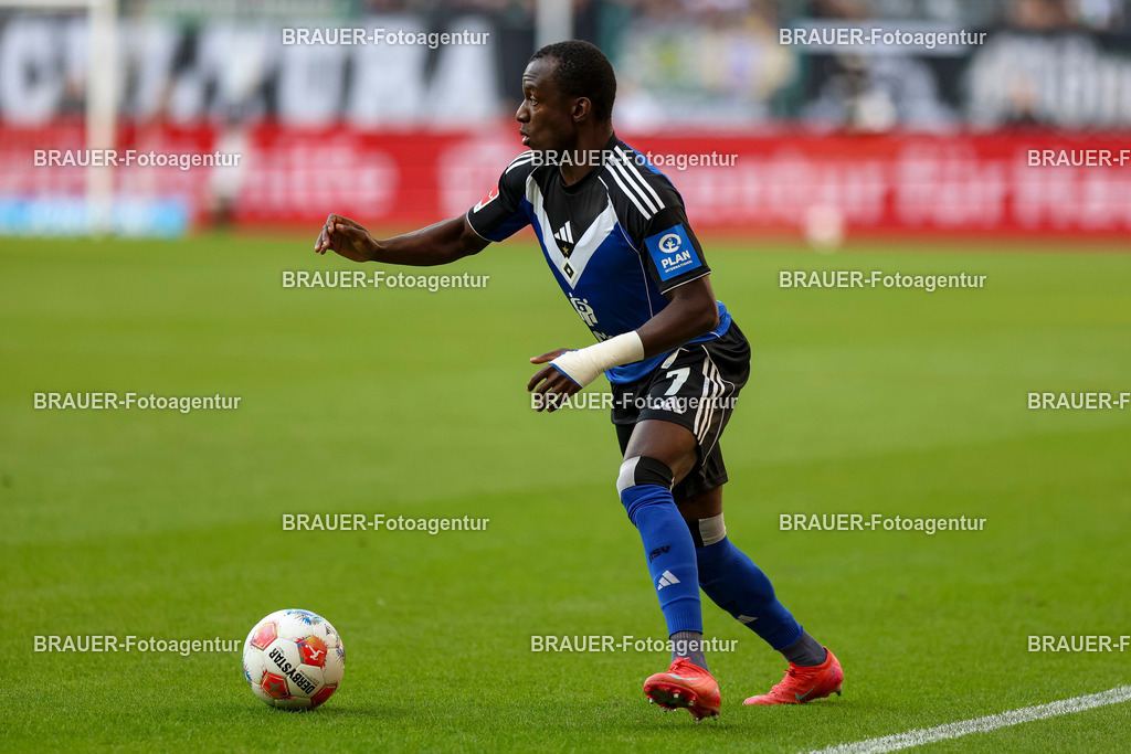Borussia Mönchengladbach vs Hamburger SV - Bundesliga  | Mönchengladbach, Deutschland, 24.08.25:   Jean-Luc Dompe (Hamburger SV) in Aktion am Ball, Einzelaktion waehrend des Spiels der Bundesliga zwischen Borussia Mönchengladbach vs Hamburger SV im Stadion im Borussia Park(Foto von Brauer-Fotoagentur / Adrian Schlueter)
