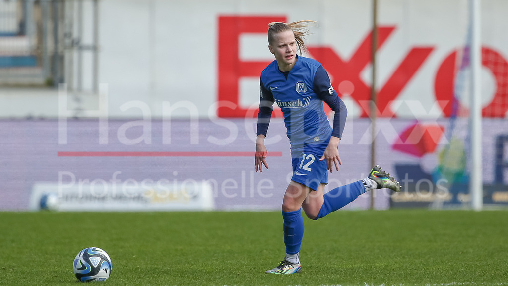 Fussball, 2. Frauen-Bundesliga, SV Meppen - FC Ingolstadt 04 | v.li.: Nina Zimmer (SV Meppen, 12) am Ball, Freisteller, Einzelbild, Ganzkörper, Aktion, Action, Spielszene, DIE DFB-RICHTLINIEN UNTERSAGEN JEGLICHE NUTZUNG VON FOTOS ALS SEQUENZBILDER UND/ODER VIDEOÄHNLICHE FOTOSTRECKEN. DFB REGULATIONS PROHIBIT ANY USE OF PHOTOGRAPHS AS IMAGE SEQUENCES AND/OR QUASI-VIDEO.