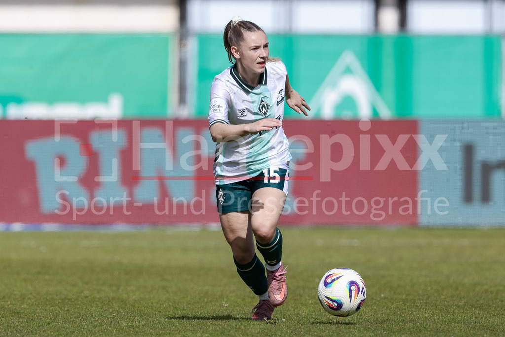 Fussball, Google Pixel Frauen-Bundesliga, SV Werder Bremen - SGS Essen | Michelle Weiß (SV Werder Bremen, 15) am Ball, Freisteller, Einzelbild, Ganzkörper, Aktion, Action, Spielszene, DIE DFB-RICHTLINIEN UNTERSAGEN JEGLICHE NUTZUNG VON FOTOS ALS SEQUENZBILDER UND/ODER VIDEOÄHNLICHE FOTOSTRECKEN. DFB REGULATIONS PROHIBIT ANY USE OF PHOTOGRAPHS AS IMAGE SEQUENCES AND/OR QUASI-VIDEO.