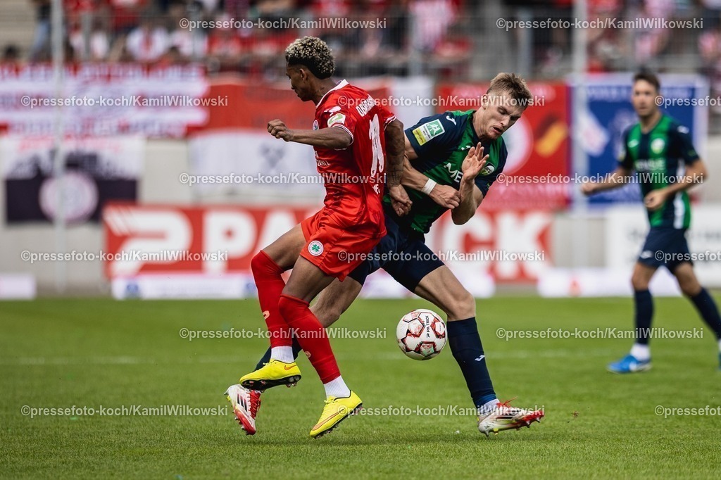xKWI26072501042 | 26.07.2025, xkwix, Fußball, Regionalliga-West, Rot-Weiß Oberhausen - FC Gütersloh, Stadion Niederrhein: Luis Frieling ( FC Gütersloh #21 ) im Zweikampf gegen Eric Gueye (Rot-Weiß Oberhausen #11) 