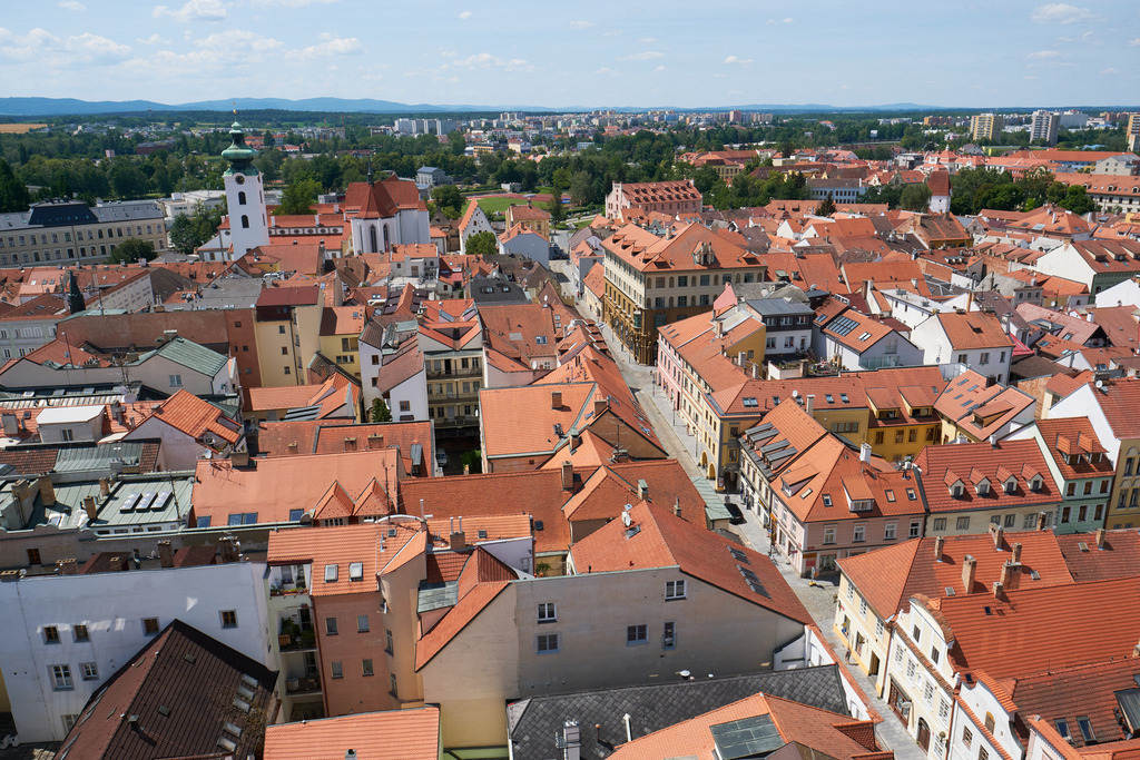 Blick vom Kirchturm auf die Stadt | Budweis, Tschechoslowakei - June 16, 2022: Blick vom Kirchturm auf die Stadt. - Realisiert mit Pictrs.com