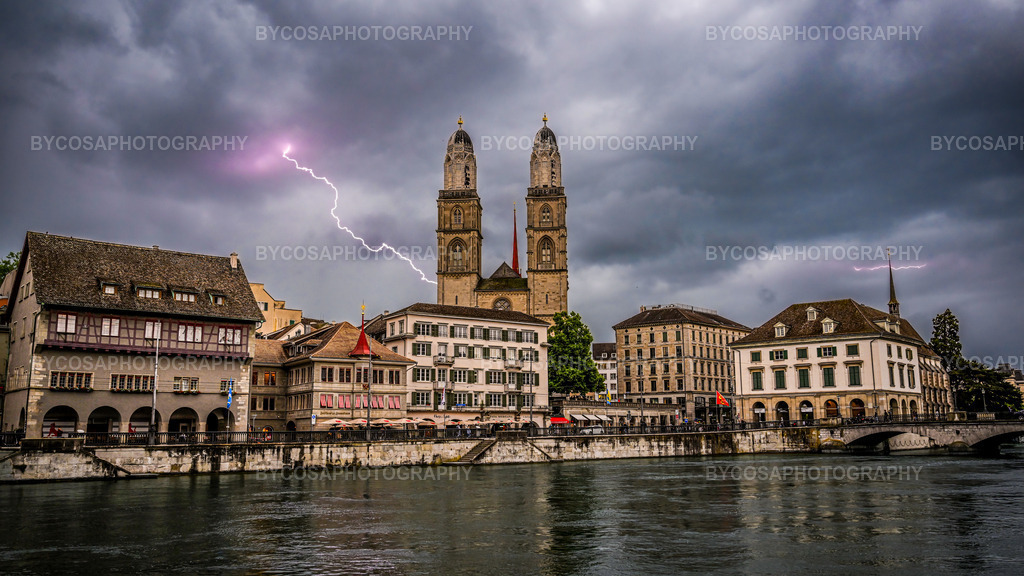 Zürich im Gewitter _ Blitz über dem Grossmünster | Diese außergewöhnliche Fine-Art-Fotografie zeigt Zürich von seiner intensivsten Seite. Dunkle Gewitterwolken ziehen über die Altstadt, während ein Blitz den Himmel direkt über dem ikonischen Grossmünster erleuchtet.Die Spannung zwischen historischer Architektur, fließendem Wasser der Limmat und der explosiven Kraft der Natur verleiht diesem Bild eine filmische Tiefe und emotionale Stärke.Ein ideales Wandbild für moderne Wohnräume, Büros, Hotels oder Design-Interieurs, die Charakter und Dynamik ausstrahlen sollen. - Realisiert mit Pictrs.com