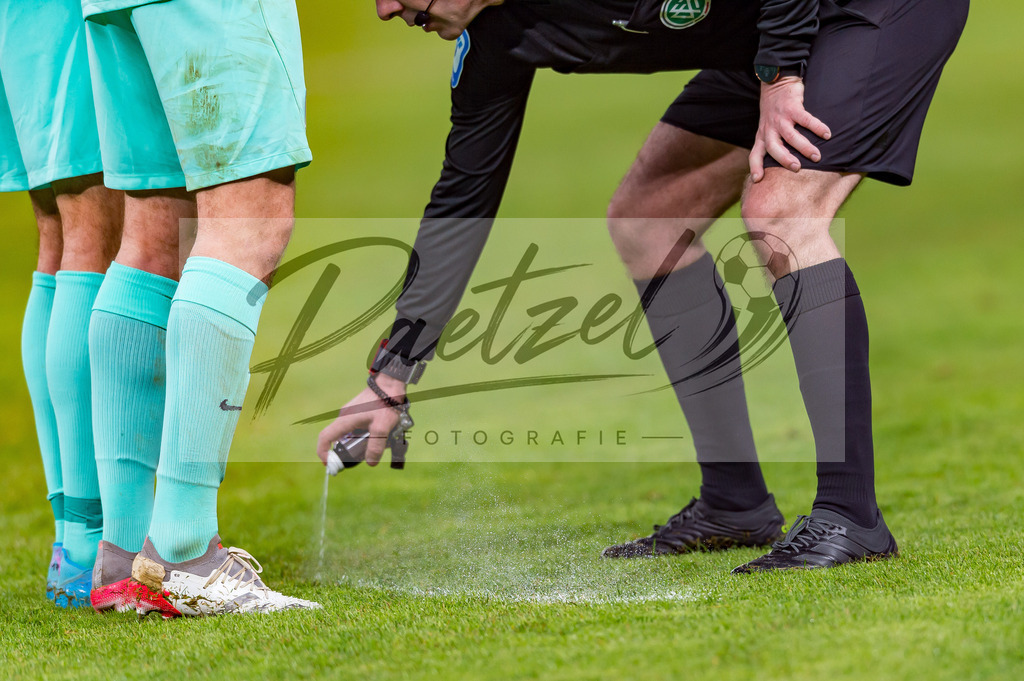HERBOC20220204_229 | Fussball, Herren: Schiedsrichter Marco Fritz benutzt das Freistossspray bei dem Spiel der 1. Bundesliga zwischen Hertha BSC und VfL Bochum im Olypiastadion am 04.02.2022 in Berlin, Deutschland.DFB / DFL REGULATIONS PROHIBIT ANY USE OF PHOTOGRAPHS AS IMAGE SEQUENCES AND/OR QUASI-VIDEO. - Realisiert mit Pictrs.com