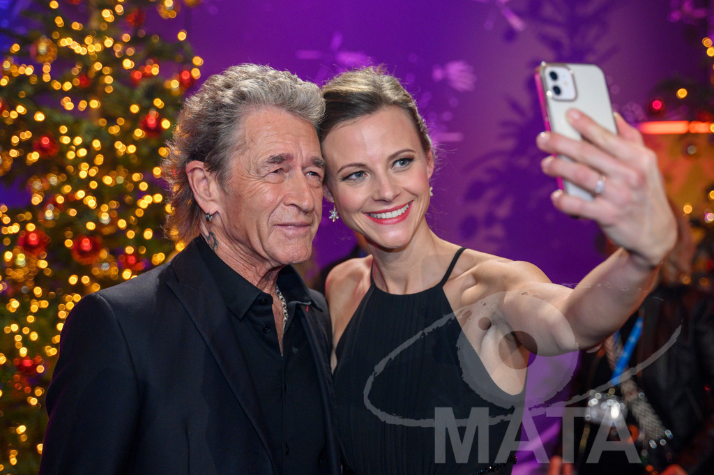 _DWA2172 | Peter Maffay und Fan bei '30 Jahre Sternstunden-Gala 2023' in der Frankenhalle. Nürnberg, 15.12.2023 - Realisiert mit Pictrs.com