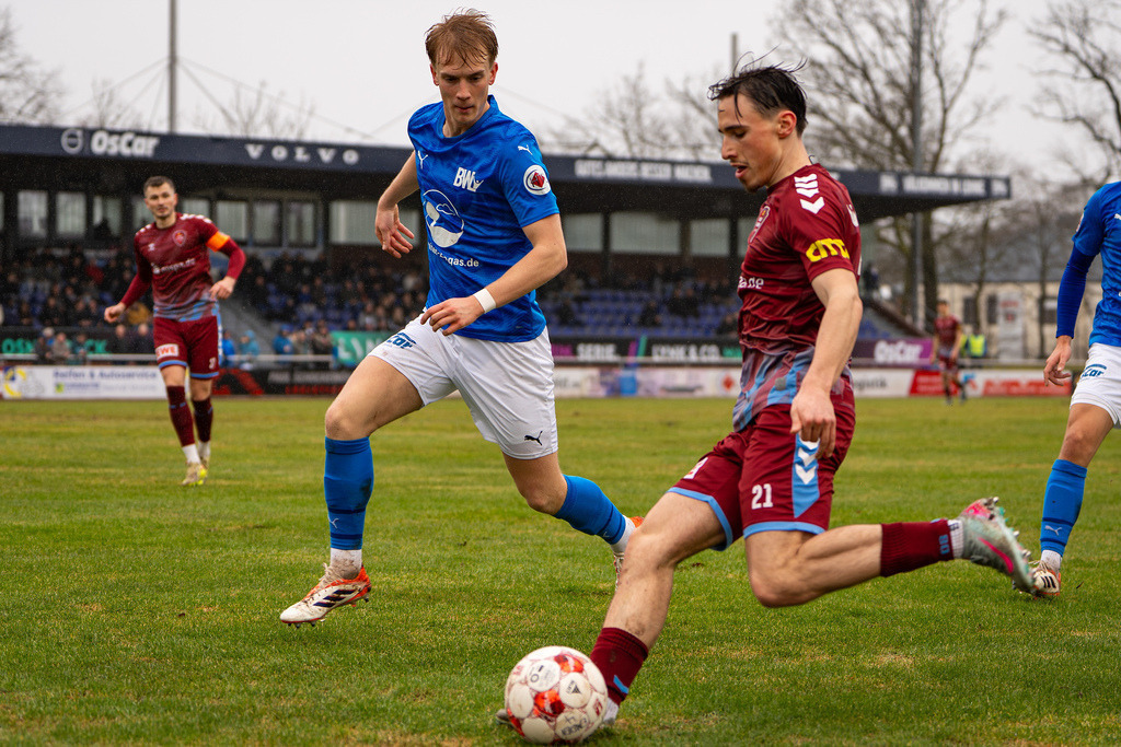 Fußball I Herren I Saison 2025-2026 I Regionalliga Nord I 23. Spieltag I TuS Blau-Weiß Lohne - SC Weiche Flensburg 08 I 0037 | Laurenz Pölking (5, TuS BW Lohne) gegen Ole Wagner (21, SC Weiche Flensburg 08) - Realisiert mit Pictrs.com