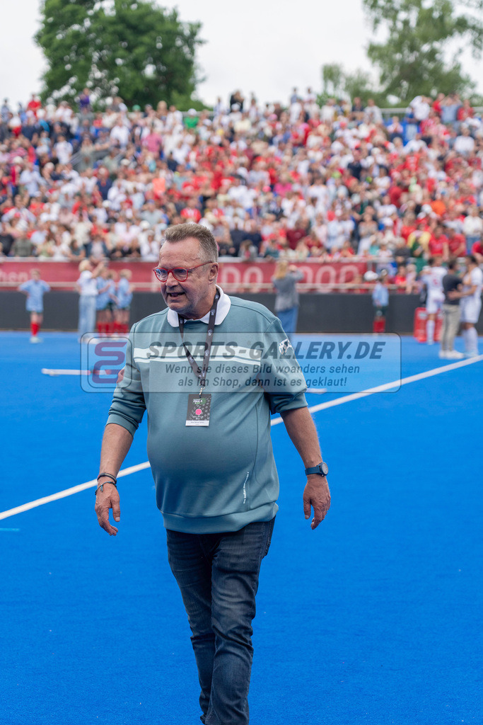 Final4_20250601-1515-HK108725 | Krefeld, Deutschland, 01.06.2025:  Feldhockey Final4 2025 – „Deutsche Feldhockey-Meisterschaften 2025“ Crefelder HTC - Rot-Weiss Köln (Finale Herren) im Gerd-Wellen-Hockeyanlage am 01.06.2025 in Krefeld, Deutschland. (Foto von Kramhöller/Fehrmann/Kaste)Krefeld, Germany, 01.06.2025: Feldhockey Final4 2025 – „Deutsche Feldhockey-Meisterschaften 2025“ Harvestehuder HTC - Düsseldorfer HC (Finale Damen) in Gerd-Wellen-Hockeyanlage at 01.06.2025 in Krefeld, Deutschland. (Foto from Kramhöller/Fehrmann/Kaste)