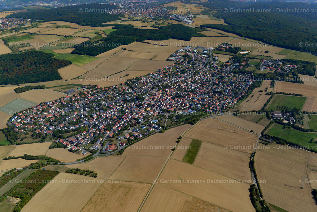 3650558 | EISINGEN 13.09.2016 Stadtgebiet mit Außenbezirken und Innenstadtbereich am Rand von landwirtschaftlichen Feldern und Ackerflächen in Eisingen im Bundesland Bayern, Deutschland // Urban area with outskirts and inner city area on the edge of agricultural fields and arable land in Eisingen in the state Bavaria, Germany Foto: Gerhard Launer