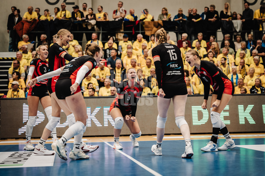 Volleyball | Frauen | Saison 2025/2026 | Volleyball Bundesliga | SSC Palmberg Schwerin vs. ETV Hamburger Volksbank Volleys | 18.10.2025 | Jubel beim ETV v.l. Lina Köster (#3, ETV Hamburger Volksbank Volleys), Anna Hartig (#5, ETV Hamburger Volksbank Volleys), Hannah Ammerman (#12, ETV Hamburger Volksbank Volleys), Luise Klein (#9, ETV Hamburger Volksbank Volleys), Alexa Sophie Thaden (#15, ETV Hamburger Volksbank Volleys) und Svea Frobel (#11, ETV Hamburger Volksbank Volleys)