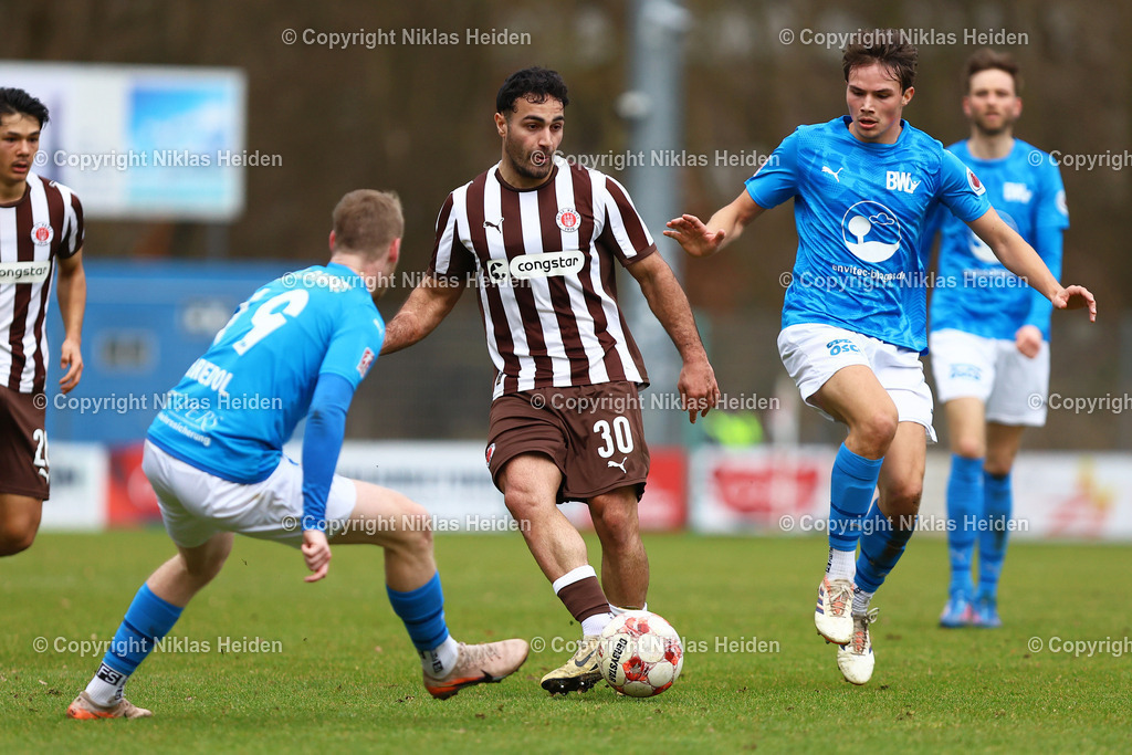 NH_FCStPauliU23_BWLohne_RegionalligaNord_01032026 | #30 Nikky Goguadze (FC St. Pauli U23), #25 Niklas Tepe (Blau-Weiß Lohne)Fußball I Herren I Regionalliga Nord I Saison 2025-2026 I 24. Spieltag I FC St. Pauli U23 - Blau-Weiß Lohne I 01.03.2026 I Edmund-Plambeck-Stadion