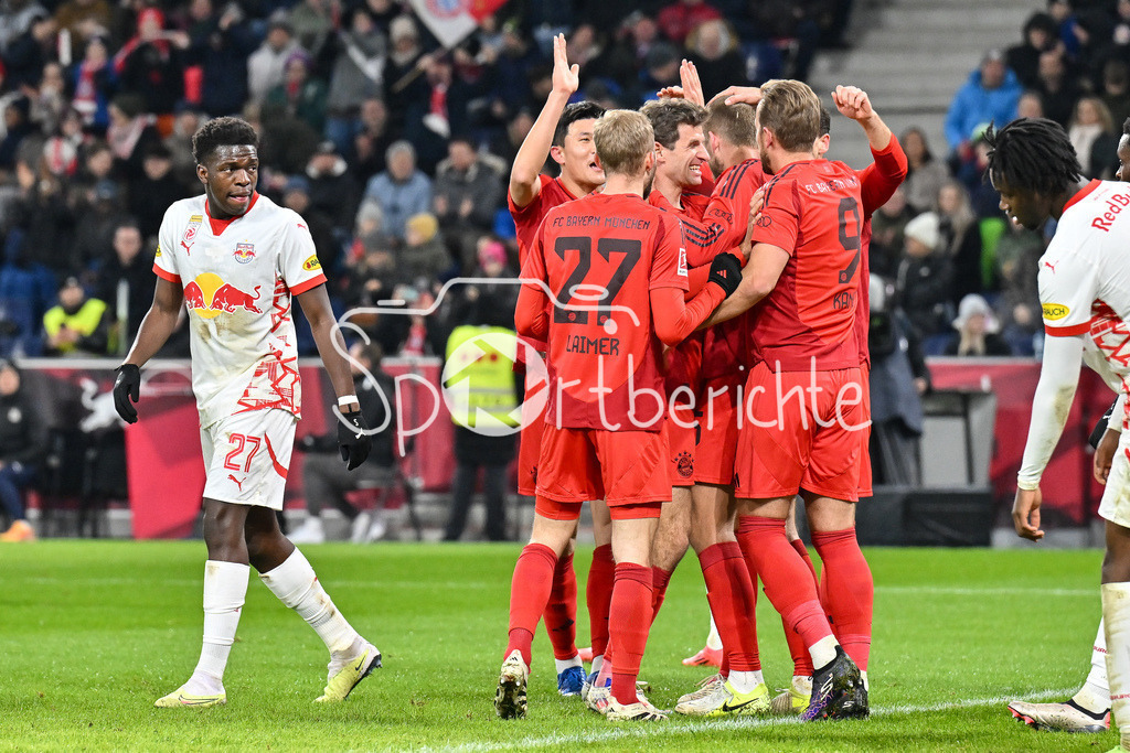 Augsburger Panther - EC VSV | Jubel der Bayer nach dem Treffer zum 0-1 durch Eric DIER (FC Bayern Muenchen 15) / Freude / happy / Tor / Torschuetze / Testspiel: RB Salzburg - FC Bayern Muenchen, Red Bull Arena am 06.01.2025