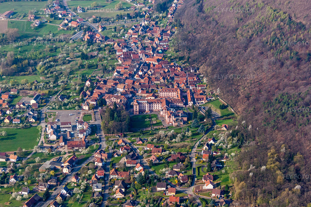 Aerial view: View of the streets and houses in the residential areas in Oberbronn in the state Bas-Rhin, France.Photo: IMG_63721.jpg taken on 03/30/2014 by Werner Riehm/FLY-FOTO.comResolution of the original: 4566 x 3044 px