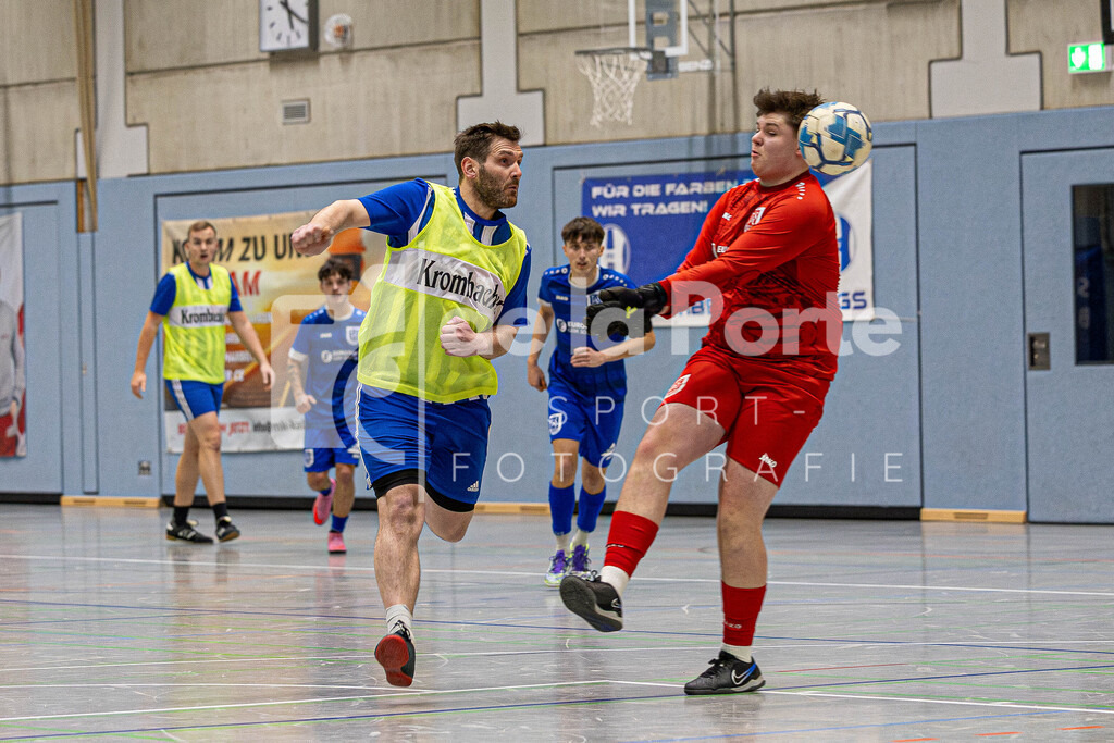 Clemens Hilbrecht (Himbergen II-Römstedt III) gelingt gegen Barskamps Torwart Max Brammer seltenes - ein Kopfballtor. Ärgerlich für den Schützen_ das Spiel wurde kurz zuvor bereits unterbrochen. | immodelaporte-sportfotos - Realisiert mit Pictrs.com