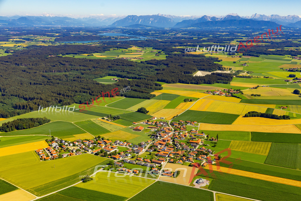 Aktuelles Luftbild von Freutsmoos Palling - Die Luftaufnahme wurde 2022 mittels UL-Flugzeug erstellt ( keine Drohne ) - hochauflösende Kamera-Systeme von  Canon -Beste Qualität - Für grossformatige Ausdrucke geeignet. Die Geschenkidee !