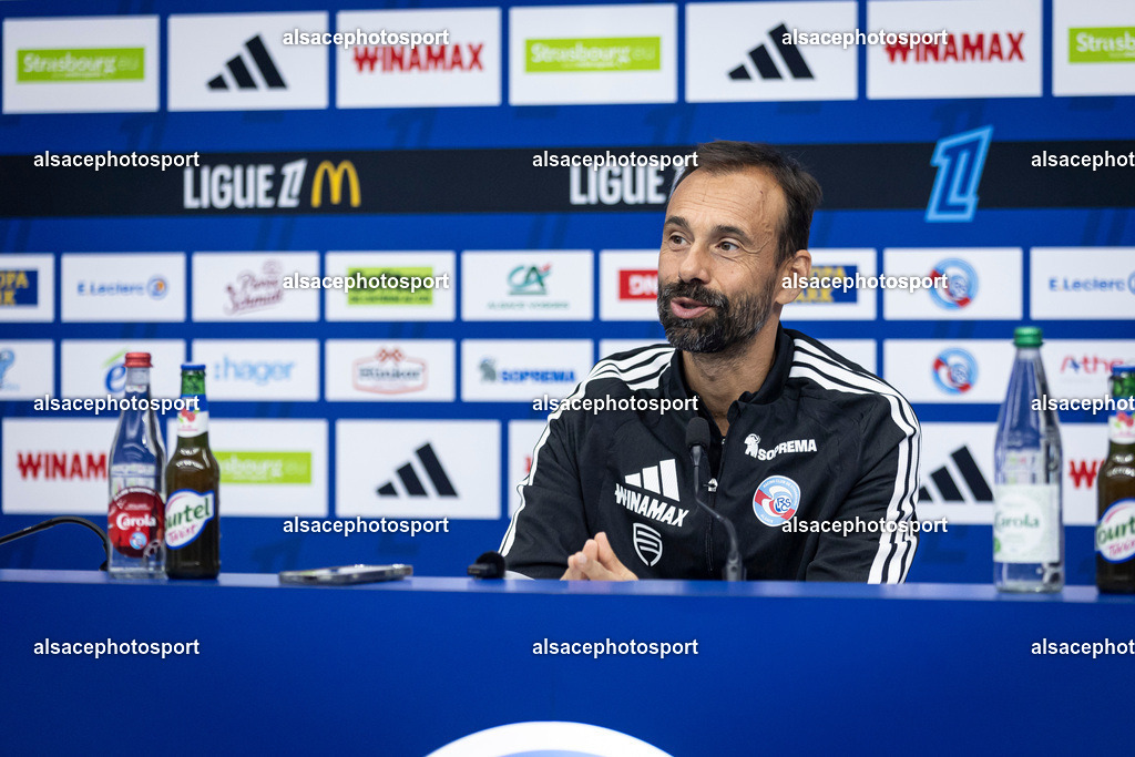 _B7A5077 | Hugo Oliveira, head coach of Racing Club de Strasbourg Alsace, speaks during a press conference at Stade de la Meinau in Strasbourg, France, on October 23, 2026, ahead of the Ligue 1 match against Stade Rennais FC. - Realisiert mit Pictrs.com