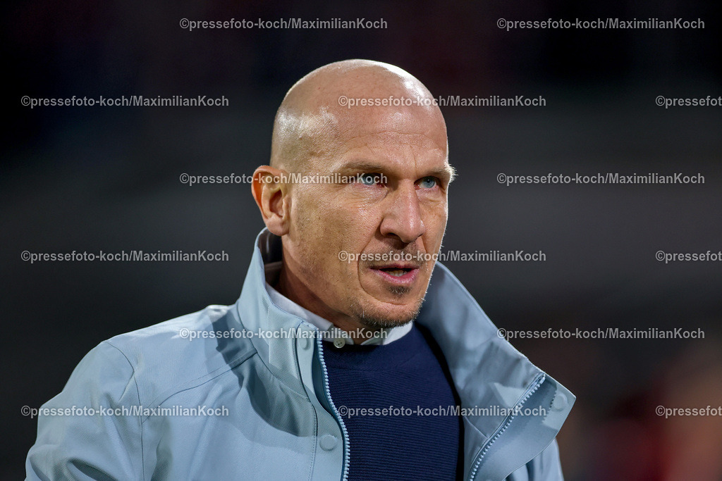 1FC04122401015 | 04.12.2024, Fußball, 1. FC Köln - Hertha BSC, Achtelfinale DFB-Pokal, RheinEnergieSTADION, Saison 2024 2025: Trainer Gerhard Struber (Cheftrainer 1.FC Köln) DFB regulations prohibit any use of photographs as image sequences and or quasi-video.