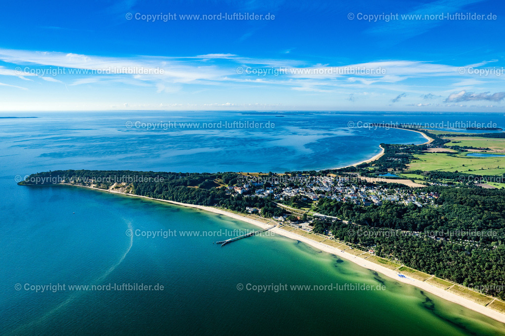 Göhren_Rügen_ELS_7312100822 | GöHREN 10.08.2022 Ortsansicht an der Ostseeküste in Göhren mit Seebrücke im Bundesland Mecklenburg-Vorpommern, Deutschland. // Town view on the Baltic Sea coast in Goehren in the state Mecklenburg - Western Pomerania, Germany. Foto: Martin Elsen