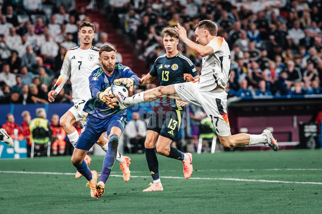 Fußball | Herren | UEFA-Fußball-Europameisterschaft 2024 | MD1 | Gruppe A | Deutschland vs. Schottland | 14.06.2024 | Angus Gunn (#1, Schottland) hindert Florian Wirtz (#17, Deutschland) am Tor