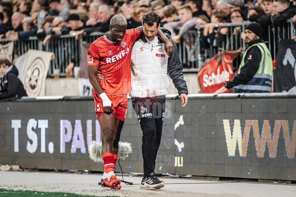 Fußball | Männer | Saison 2025/2026  | Fußball-Bundesliga | 30. Spieltag | FC St. Pauli vs. 1. FC Köln | 17.04.2026 | Ragnar Ache (#9, 1. FC Köln) muss verletzt das Spiel verlassen