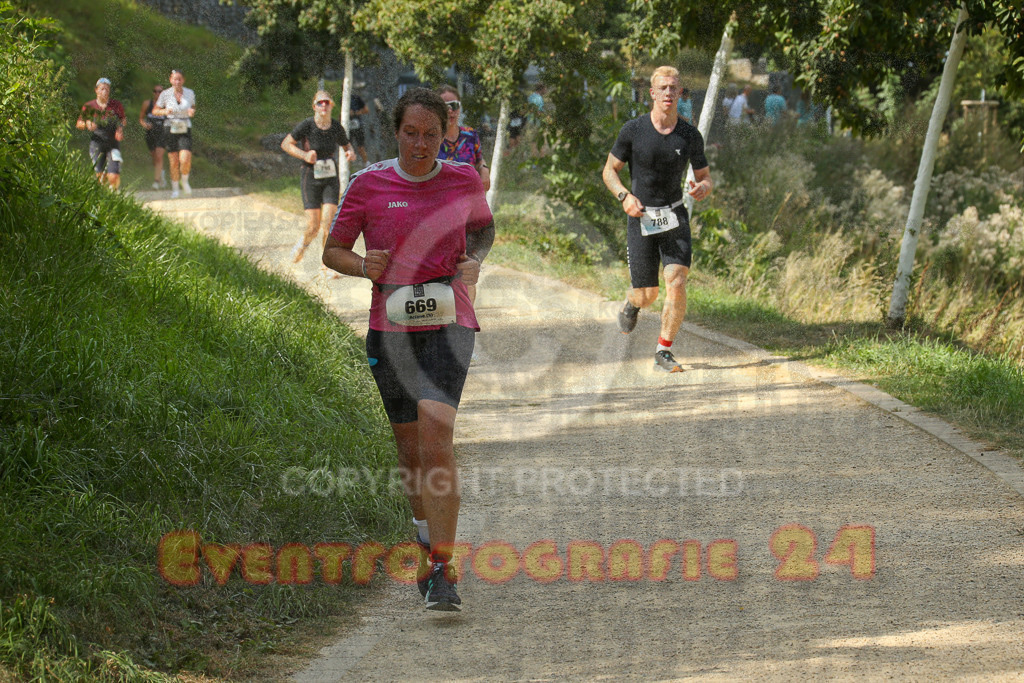 250824_1455_EX1_8034 | Sportfotografie im Rhein-Sieg Kreis, Köln, Bonn, NRW, Rheinland Pfalz, Hessen, etc. Unser Tätigkeitsfeld umfasst den Laufsport vom Volkslauf über den Marathon, Duathlon, Triathon bis zum Ultralauf wie Kölnpfad Ultra oder Schindertrail.