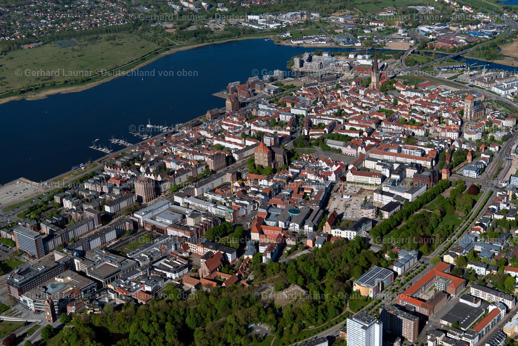 3801347 | ROSTOCK 08.09.2021 Altstadtbereich und Innenstadtzentrum am Ufer der Unterwarnow in Rostock im Bundesland Mecklenburg-Vorpommern, Deutschland. // Old Town area and city center in Rostock in the state Mecklenburg - Western Pomerania, Germany. Foto: Gerhard Launer