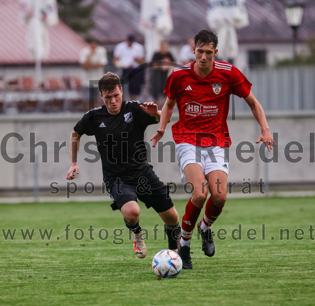 2023-08-25_115_FC_Finsing_gegen_FC_Lengdorf | Finsing, Deutschland, 25.08.2023:
Fußball, Kreisliga 2023 / 2024, 6. Spieltag, FC Finsing gegen FC Lengdorf, Endergebnis: 5:0

Fabian Kövener (FC Finsing, #12), Bastian Fischer (FC Lengdorf, #12)

Foto: Christian Riedel / fotografie-riedel.net