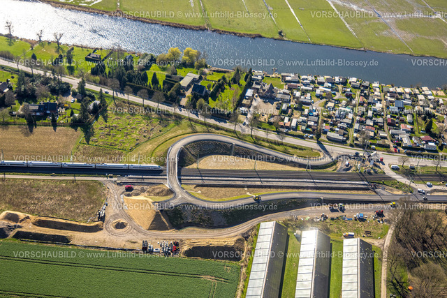 Rees240312141Haldern | Luftbild, Ausbau der Betuweroute und Betuwe-Linie Eisenbahnstrecke, Baustelle und Neubau einer geschwungenen Straßenbrücke Weseler Straße und Reeser Straße über die Bahnlinie, Campingplatz Schulte-Hagenhof, Gewerbegebiet Gebäude mit Solardach am Antonieweg, Haldern, Rees, Nordrhein-Westfalen, Deutschland