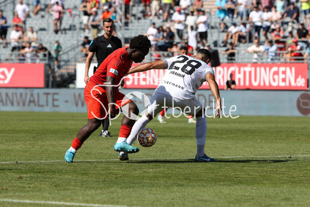 FC Würzburger Kickers - FC Bayern Amateure | im Duell Nestory IRANKUNDA (FC Bayern München II #7) und Ebrahim FARAHNAK (Würzburger Kickers #28) / Zweikampf / Regionalliga Bayern: FC Würzburger Kickers - FC Bayern München II, AKON Arena am 24.08.2024