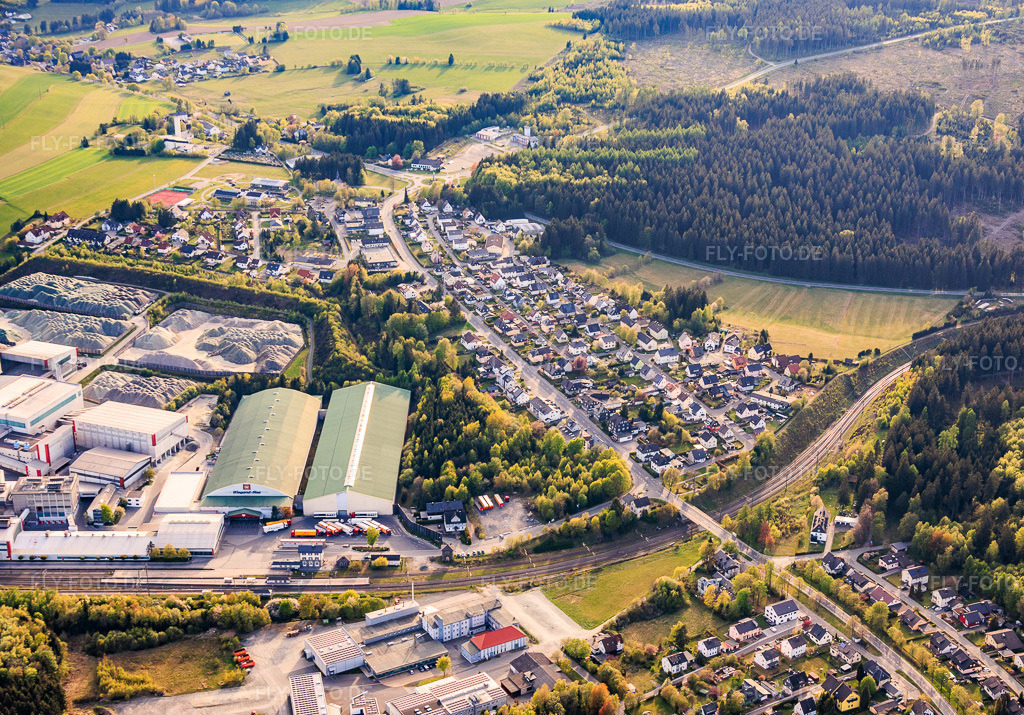 Luftbild: Ortsansicht aus Osten mit Wiegand-Glashüttenwerke GmbH und Bayerische Flaschen-Glashüttenwerke Vertriebs-GmbH im Ortsteil Lauenhain in Ludwigsstadt im Bundesland Bayern in Deutschland.Foto: IMG_155414.jpg vom 02.05.2026 durch Werner Riehm/FLY-FOTO.deAuflösung des Originals: 5728 x 4000 pxWWW.WIEGAND-GLAS.DE
