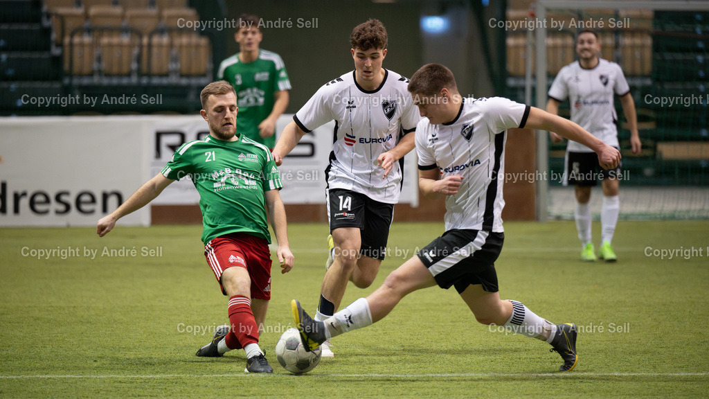 Halbfinale 2 - TS Einfeld vs MTSV Hohenwestedt | Jannis Blöcker (Einfeld #67) &amp; Tjark Weichler (Einfeld #14) / Jorit Rathje (MTSV #21) // 44. RS-Reifenhandel-Cup 2024/ Halbfinale 2 - TS Einfeld vs MTSV Hohenwestedt / Holstenhalle 1 / Neumünster / 26.12.24 - Realisiert mit Pictrs.com
