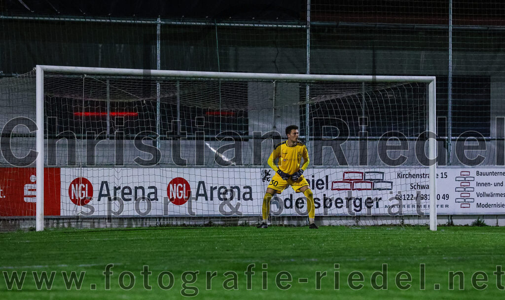 2024-03-15_068_FC_Schwaig_gegen_1_FC_Garmisch-Partenkirchen | Oberding, Deutschland, 15.03.2024:
Fußball, Landesliga Südost 2023 / 2024, 25. Spieltag, FC Schwaig gegen 1. FC Garmisch-Partenkirchen, Endergebnis: 4:0

Torwart Philipp Strunk (FC Schwaig, #30)

Foto: Christian Riedel / fotografie-riedel.net
