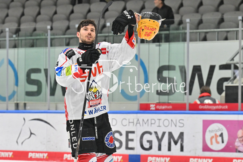 Augsburger Panther - Fischtown Bremerhaven | AUGSBURG, GERMANY - 25. JANUARY: die Spieler der Gäste bedanken bei den mitgereisten Fans nach dem 2-1 Auswärtssieg in Augsburg nach dem Match zwischen den Augsburger Panthern und den Fischtown Pinguins am 43. Spieltag der Penny DEL im Curt Frenzel Stadion  - Nino KINDER (Fischtown Pinguins 8)