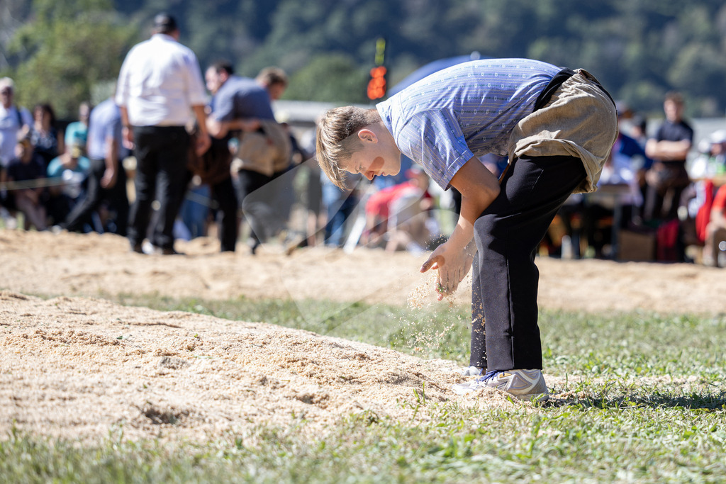 TESSINER2025_04_Gang_0632 | Die Schwinger des Schwyzer Kantonalen Schwingerverbandes: Fotos, die Dynamik und Leidenschaft festhalten, sowie emotionale Momente aus dem traditionellen Schwingsport zeigen. - Realisiert mit Pictrs.com