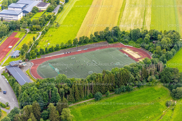 BadBerleburg240710079 | Luftbild, Fußballstadion Leichtathletikstadion Auf dem Stöppel, Sportplatz Bad Berleburg, Jugenspieler auf dem Feld, Bad Berleburg, Wittgensteiner Land, Nordrhein-Westfalen, Deutschland