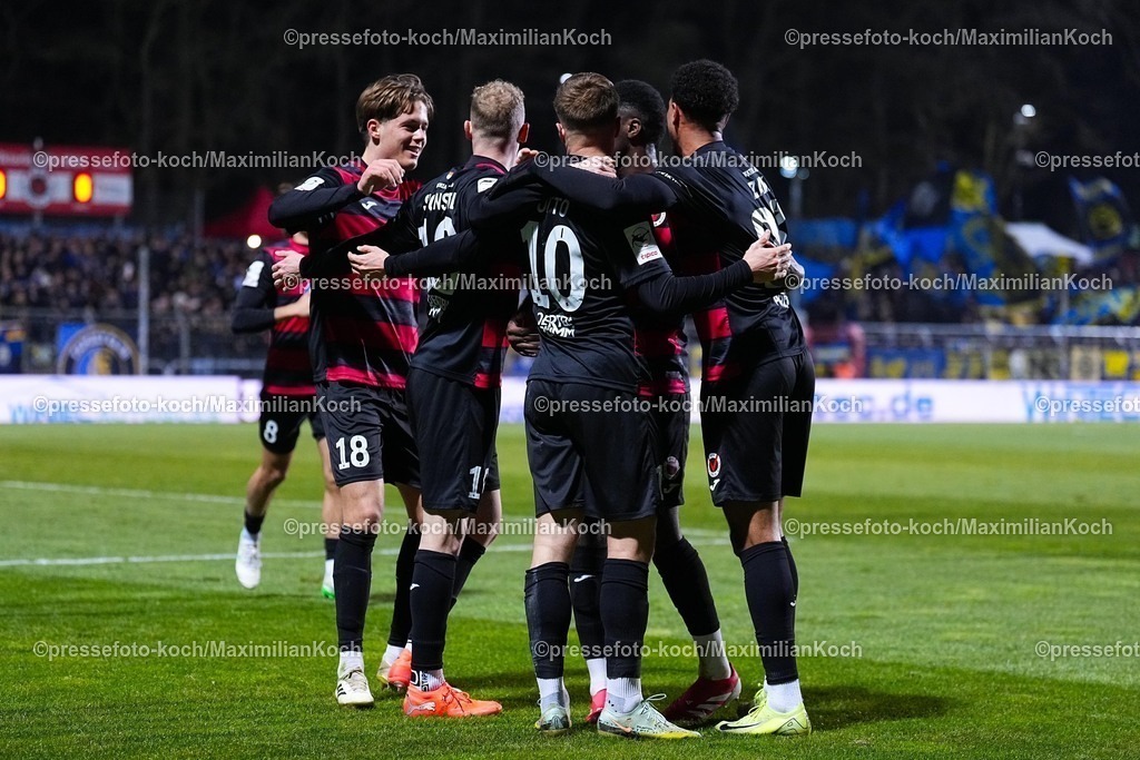 xYDRx23012601022 | 23.01.2026, xydrx, Fußball, 3.Liga, FC Viktoria Köln - 1.FC Saarbrücken, Saison 2025 2026, Sportpark Höhenberg: Torjubel nach dem Tor zum 2:0 für den FC Viktoria Köln durch Torschütze Verthomy Schilo Boboy (FC Viktoria Köln #22) zusammen mit Meiko Sponsel (FC Viktoria Köln #19) und David Otto (FC Viktoria Köln #10) und Benjamin Zank (FC Viktoria Köln #23) Tim Kloss (FC Viktoria Köln #18)  DFB regulations prohibit any use of photographs as image sequences and or quasi-video. Photo: xYannisxDreimannxPressefotoKochx