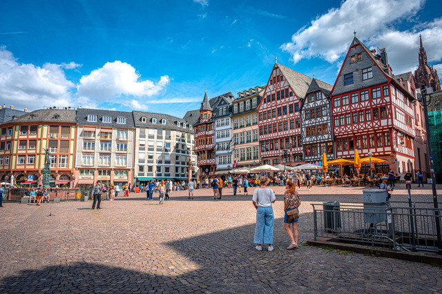 MBF_1890 | Ein belebter Platz mit historischen Gebäuden und Menschen unter einem blauen Himmel, Frankfurt am Main, Hessen, Deutschland - Realisiert mit Pictrs.com