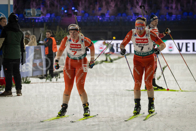 bett1.de WTC Biathlon auf Schalke, 28.12.2025 | Wechsel Lena Häcki-Groß (Team Schweiz) auf Joscha Burkhalter (Team Schweiz) bei der World Team Challenge (bett1.de WTC Biathlon auf Schalke) am 28.12.2025 in der Veltins-Arena in Gelsenkirchen (Deutschland). 