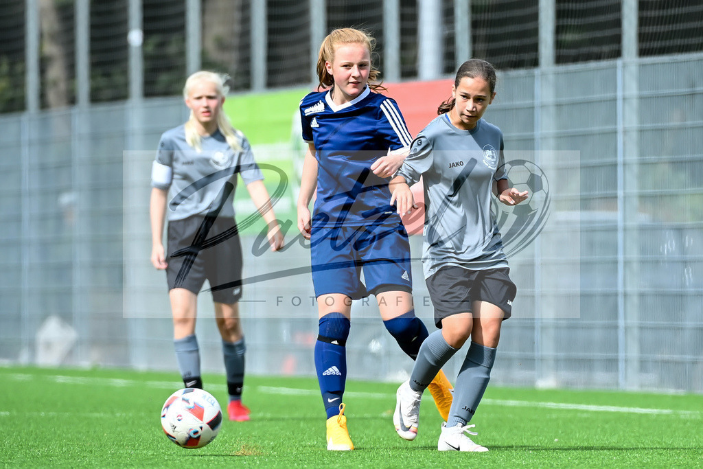 IBBGRE20200829_0079 | Fussball, C-Juniorinnen:   beim Testspiel zwischen DJK Arminia Ibbenbueren und TSG 07 Burg Gretesch im Sportzentrum Schierloh am 29.08.2020 in Ibbenbueren, Deutschland. - Realisiert mit Pictrs.com