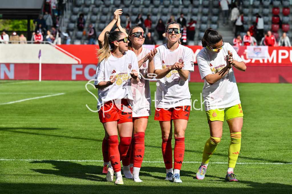 FC Bayern München - SC Freiburg | die Spielerinnen des FC Bayern feiern die Meisterschaft nach dem Heimsieg gegen den SC Freiburg / Frauen Bundesliga: FC Bayern Muenchen - SC Freiburg, FC Bayern Campus am 27.04.2025 / Sarah ZADRAZIL (FCB #25), Linda SEMBRANT (FCB #2), Maria-Luisa GROHS (FC Bayern München Frauen #1)