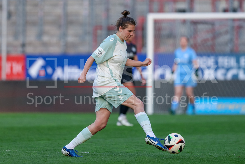 Fussball, Google Pixel Frauen-Bundesliga, SGS Essen - SV Werder Bremen | v.li.: Rieke Dieckmann (SV Werder Bremen, 22) am Ball, Einzelbild, Ganzkörper, Aktion, Action, Spielszene, DIE DFB-RICHTLINIEN UNTERSAGEN JEGLICHE NUTZUNG VON FOTOS ALS SEQUENZBILDER UND/ODER VIDEOÄHNLICHE FOTOSTRECKEN. DFB REGULATIONS PROHIBIT ANY USE OF PHOTOGRAPHS AS IMAGE SEQUENCES AND/OR QUASI-VIDEO.